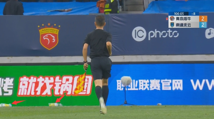 足球比赛球员受伤