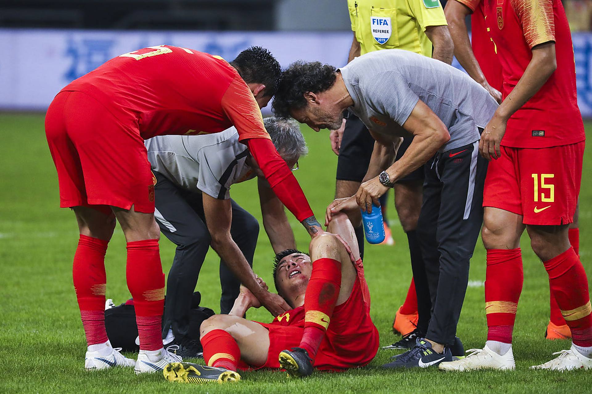 足球比赛球员受伤